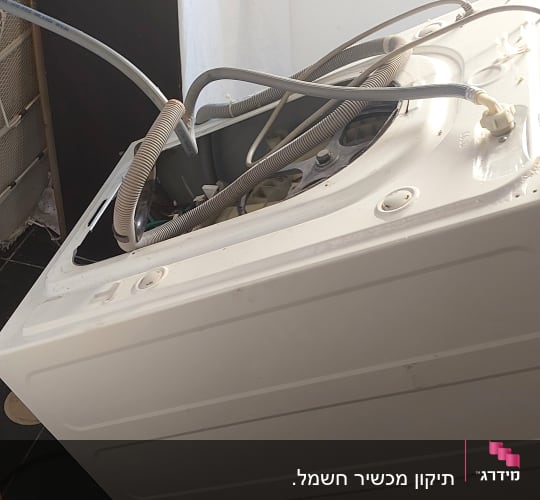 תיקון מכשיר חשמל.